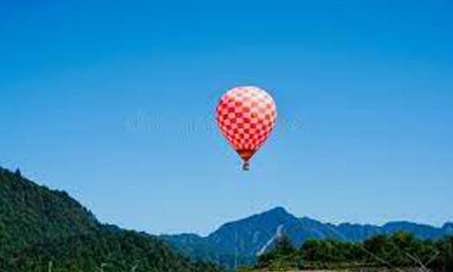 ഉദ്യോഗസ്ഥരെ രണ്ട് മണിക്കൂർ വട്ടംചുറ്റിച്ച് ഹൈഡ്രജൻ ബലൂൺ ഉദ്യോഗസ്ഥരെ രണ്ട് മണിക്കൂർ വട്ടംചുറ്റിച്ച് ഹൈഡ്രജൻ ബലൂൺ