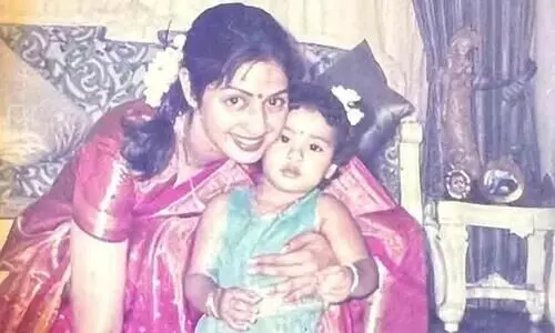 Janhvi Kapoor Pens  Emotional Note About  Mother Late Actress Sridevis Birthday