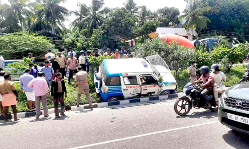 ആക്കുളം ബൈപാസിൽ പൊലീസ് ജീപ്പ് മറിഞ്ഞ്​ രണ്ടുപേർക്ക് പരിക്ക്