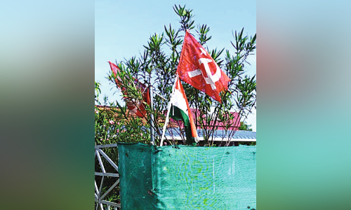 പാർട്ടി പതാകക്ക് താഴെ ദേശീയപതാക