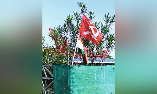 പാർട്ടി പതാകക്ക് താഴെ ദേശീയപതാക