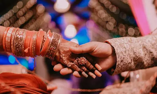 നഖംവെട്ടി, തോർത്ത്, ഗർഭനിരോധന ഉറ; നവദമ്പതികൾക്ക് വിവാഹ സമ്മാനവുമായി ഒഡിഷ സർക്കാർ