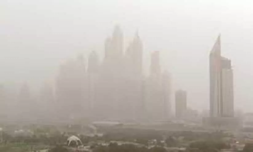 പൊടിക്കാറ്റ്: വിമാനങ്ങൾ വഴിതിരിച്ചുവിട്ടു പൊടിക്കാറ്റ്: വിമാനങ്ങൾ വഴിതിരിച്ചുവിട്ടു