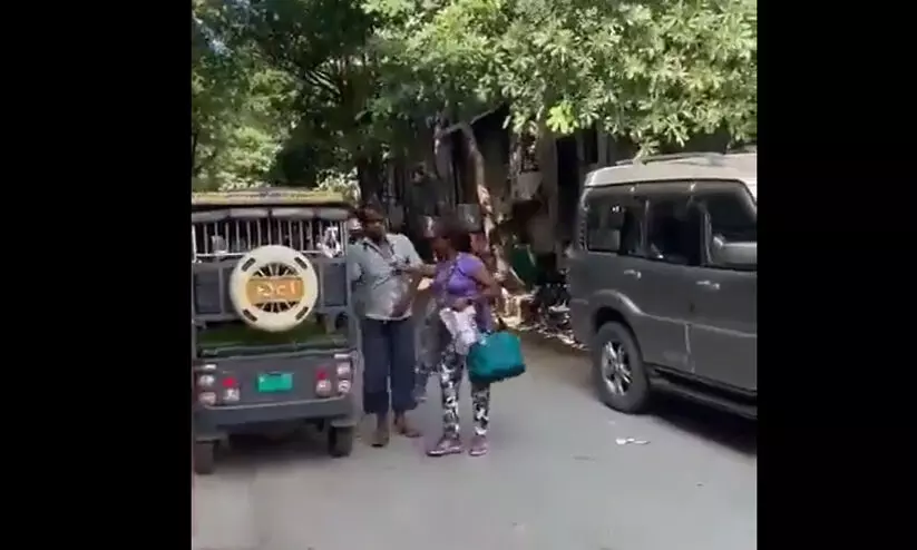 ഓട്ടോ കാറില് ഉരസിയതിന് ഡ്രൈവറെ മർദിച്ച യുവതി അറസ്റ്റിൽ ഓട്ടോ കാറില് ഉരസിയതിന് ഡ്രൈവറെ മർദിച്ച യുവതി അറസ്റ്റിൽ