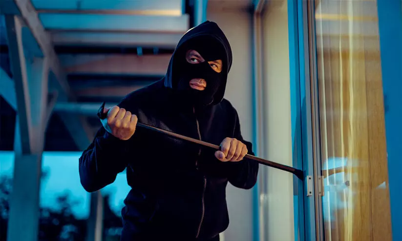 പാണപ്പുഴയിലും പരിയാരത്തും കവർച്ച