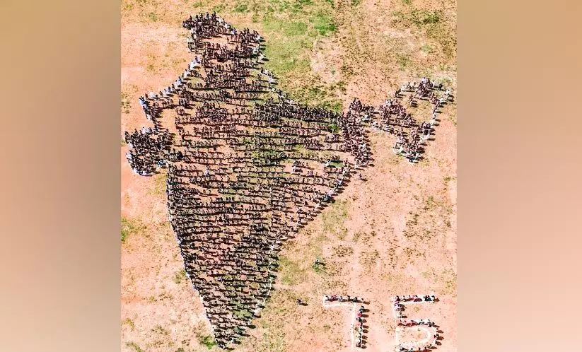 1700 വിദ്യാർഥികൾ; സ്കൂളിലൊരു മഹാ മനുഷ്യ ഭൂപടം