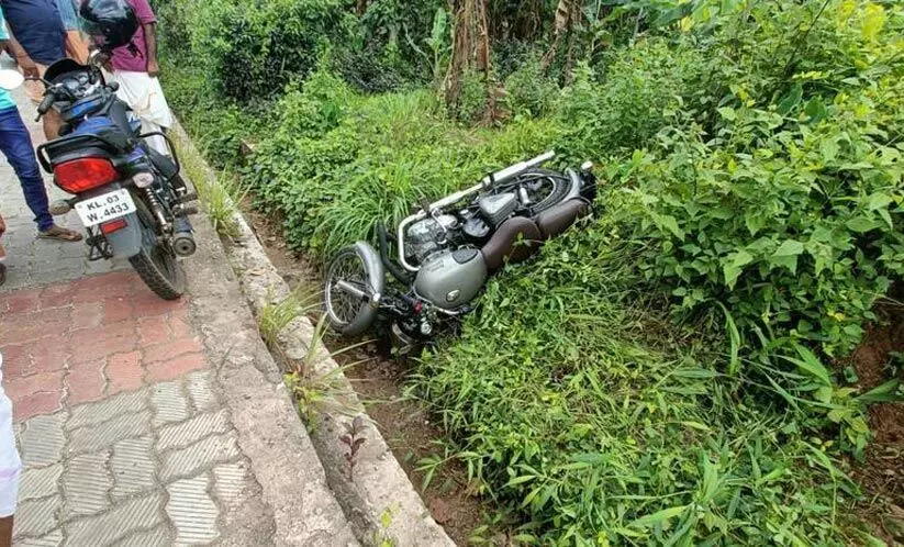 മൂടിയില്ലാത്ത ഓടയിൽ വീണ് ബൈക്ക് യാത്രികന് ഗുരുതര പരിക്ക്