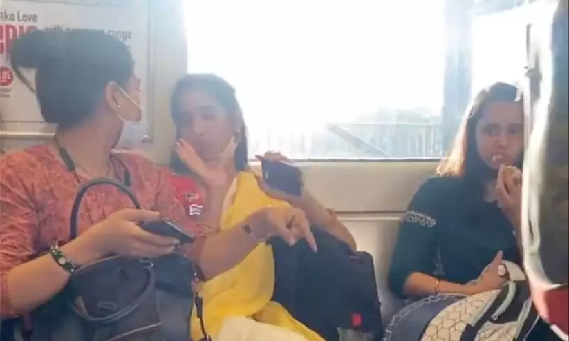wo Women Fight In Delhi Metro Over Seating Arrangement wo Women Fight In Delhi Metro Over Seating Arrangement