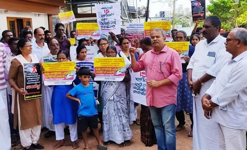 ഫ്രീഡം ഫ്രം സിൽവർ ലൈൻ: പ്രതിഷേധ കൂട്ടായ്മ സംഘടിപ്പിച്ചു ഫ്രീഡം ഫ്രം സിൽവർ ലൈൻ: പ്രതിഷേധ കൂട്ടായ്മ സംഘടിപ്പിച്ചു