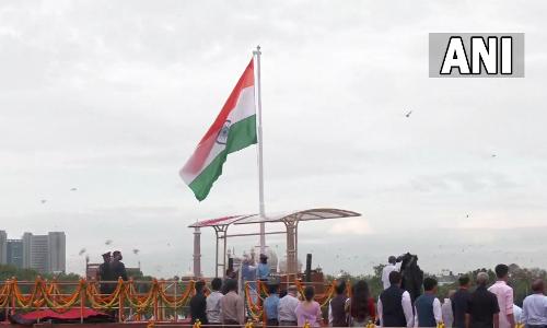 സ്വാതന്ത്ര്യ ദിനാഘോഷ നിറവിൽ രാജ്യം; ചെങ്കോട്ടയിൽ പ്രധാനമന്ത്രി പതാക ഉയർത്തി