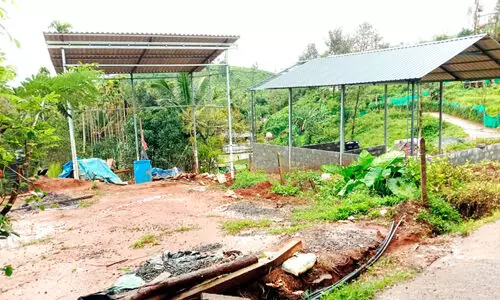 വില്ലേജ് അധികൃതരുടെ മൂക്കിനുതാഴെ തോട്ടഭൂമി മുറിച്ചുവിൽപന വില്ലേജ് അധികൃതരുടെ മൂക്കിനുതാഴെ തോട്ടഭൂമി മുറിച്ചുവിൽപന