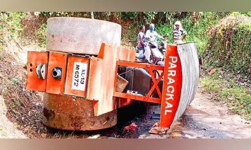 റോഡ് റോളര് നിയന്ത്രണംവിട്ട് മറിഞ്ഞു റോഡ് റോളര് നിയന്ത്രണംവിട്ട് മറിഞ്ഞു