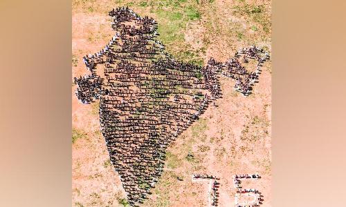 1700 വിദ്യാർഥികൾ; സ്കൂളിലൊരു മഹാ മനുഷ്യ ഭൂപടം