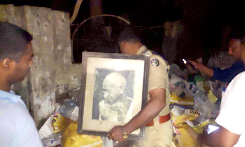 മാലിന്യക്കൂമ്പാരത്തിൽ ഗാന്ധിജിയുടെ ചിത്രം മാലിന്യക്കൂമ്പാരത്തിൽ ഗാന്ധിജിയുടെ ചിത്രം