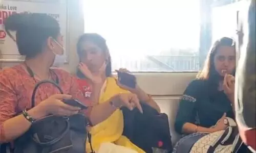 wo Women Fight In Delhi Metro Over Seating Arrangement
