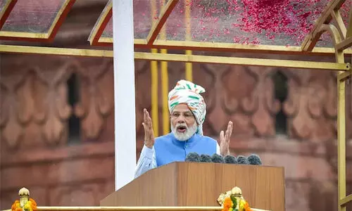 ടെലിപ്രോംപ്റ്റർ ഉപേക്ഷിച്ച് സ്വാതന്ത്ര്യദിന പ്രസംഗം പേപ്പറിൽ എഴുതിക്കൊണ്ടുവന്ന് മോദി ടെലിപ്രോംപ്റ്റർ ഉപേക്ഷിച്ച് സ്വാതന്ത്ര്യദിന പ്രസംഗം പേപ്പറിൽ എഴുതിക്കൊണ്ടുവന്ന് മോദി