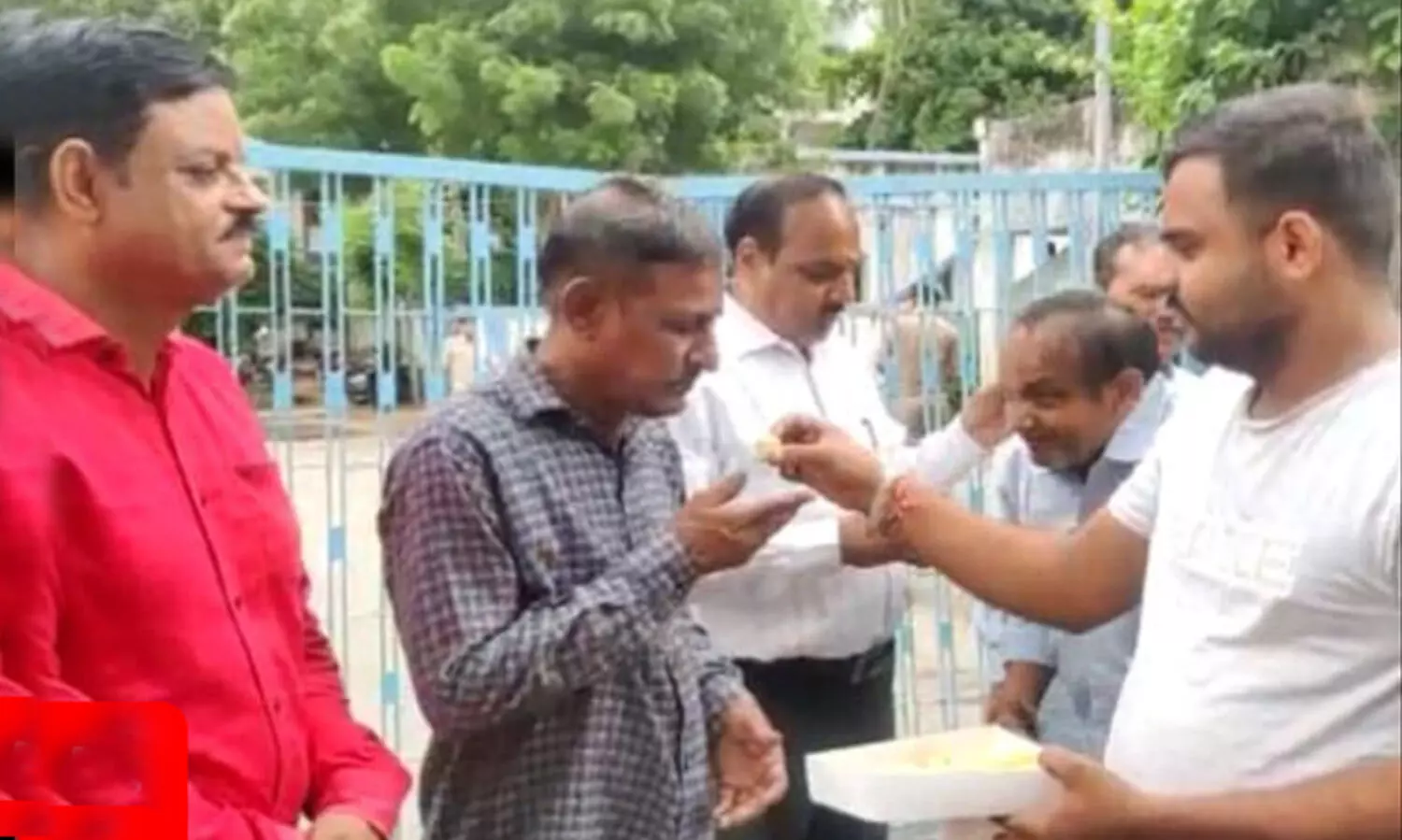 ബിൽക്കീസ് ബാനു കേസിലെ പ്രതികളുടെ കാൽതൊട്ട് വന്ദനം; മധുരം വിതരണം ചെയ്ത് ആഘോഷം