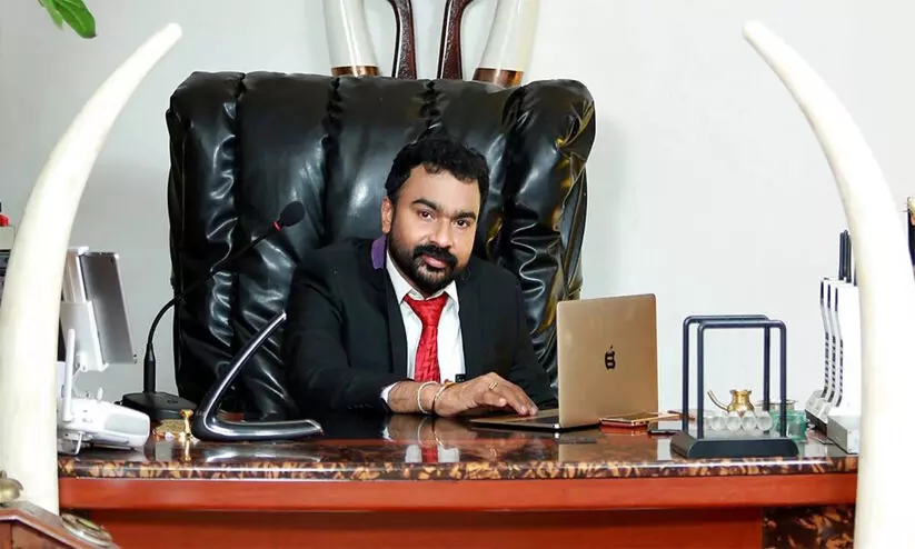 കോവിഡ് കാലത്ത് മോൻസൺ മീൻ വാങ്ങാൻ പോയത് ഡി.ഐ.ജിയുടെ കാറിൽ