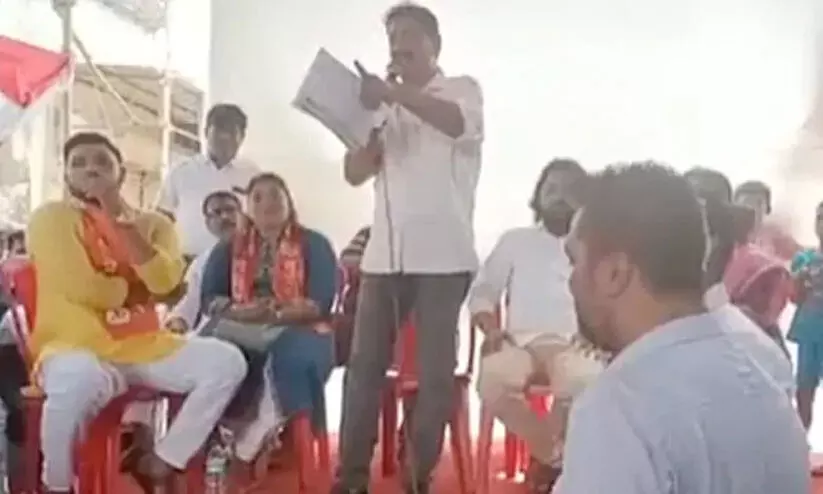 അവരുടെ കാല് തല്ലി ഒടിക്കൂ, ഞാൻ ജാമ്യം തരാം: ഉദ്ധവിനെതിരെ ഷിൻഡെ വിഭാഗം എം.എൽ.എ അവരുടെ കാല് തല്ലി ഒടിക്കൂ, ഞാൻ ജാമ്യം തരാം: ഉദ്ധവിനെതിരെ ഷിൻഡെ വിഭാഗം എം.എൽ.എ