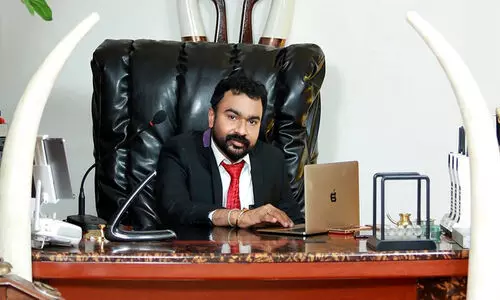 കോവിഡ് കാലത്ത് മോൻസൺ മീൻ വാങ്ങാൻ പോയത് ഡി.ഐ.ജിയുടെ കാറിൽ