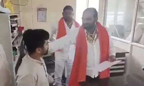 ഭക്ഷണത്തിന് ഗുണമില്ലെന്ന്; കാറ്ററിംഗ് മാനേജരെ തല്ലി ശിവസേന എം.എൽ.എ