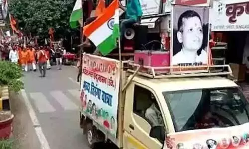 സ്വാതന്ത്ര്യദിനത്തിൽ ഗോഡ്സെയുടെ ചിത്രവുമായി തിരം​ഗ യാത്ര