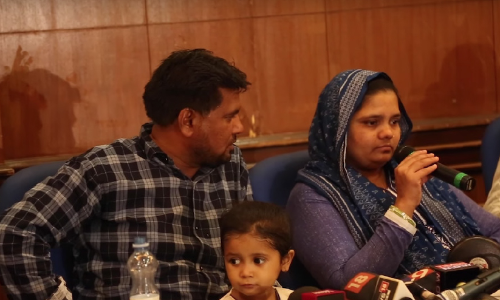 അമ്പരന്ന് ബിൽകീസ് ബാനുവും കുടുംബവും