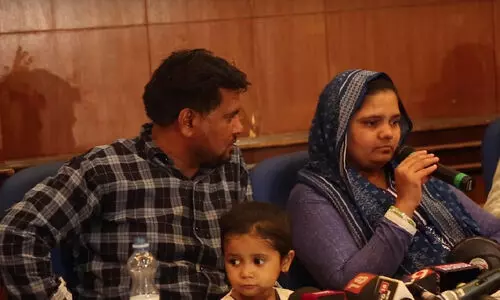 അമ്പരന്ന് ബിൽകീസ് ബാനുവും കുടുംബവും