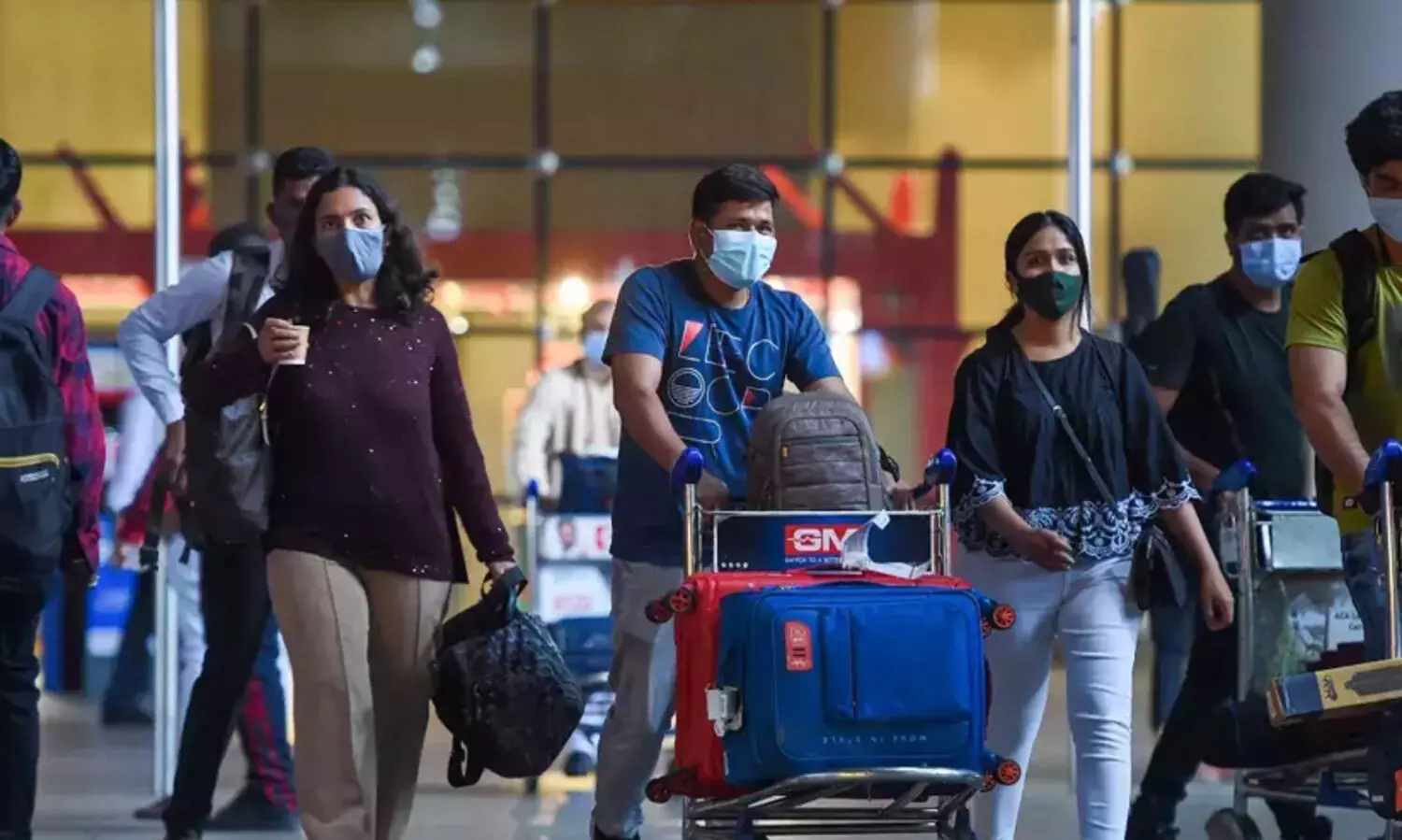 വിമാനത്തിനുള്ളിൽ മാസ്ക് നിർബന്ധം; ലംഘിച്ചാൽ നടപടി; യാത്രക്കാർക്ക് കർശന നിർദേശവുമായി ഡി.ജി.സി.എ