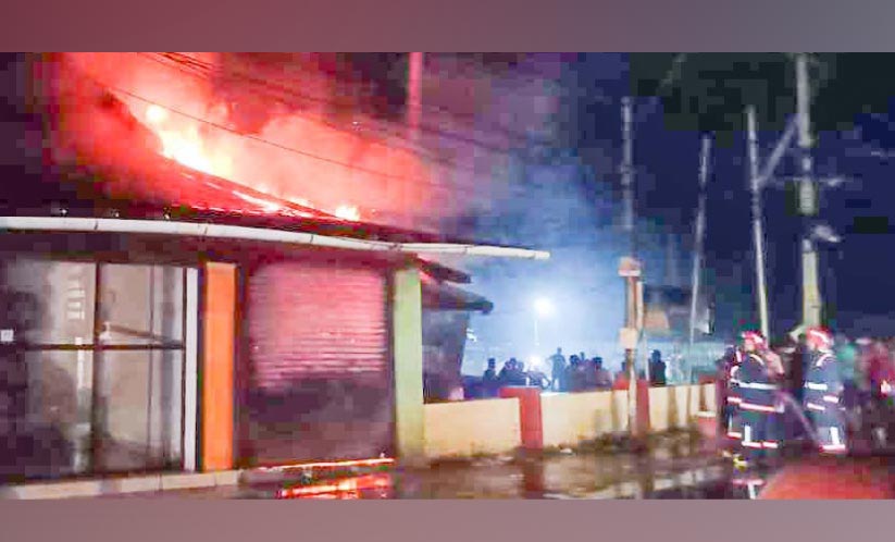 തുണിക്കടയിൽ വൻ തീപിടിത്തം തുണിക്കടയിൽ വൻ തീപിടിത്തം