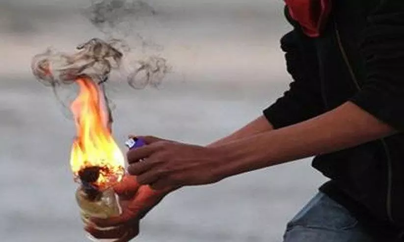 വീട്ടിലേക്ക് പെട്രോൾ ബോംബെറിഞ്ഞ സംഭവത്തിൽ തെളിവെടുത്തു