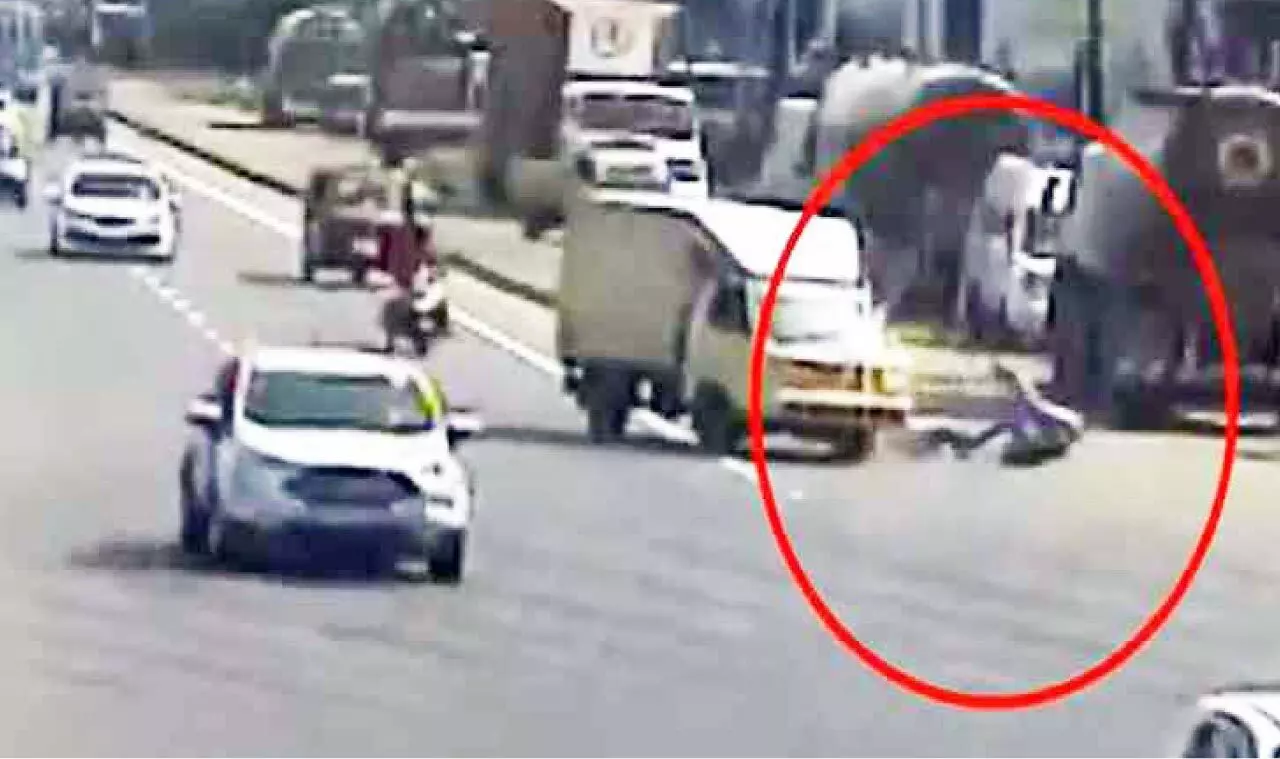 ടോള്‍ വെട്ടിക്കാന്‍ കുറുക്കുവഴി: കുമ്പളം ടോള്‍ പ്ലാസയില്‍ അപകടം പതിവ്