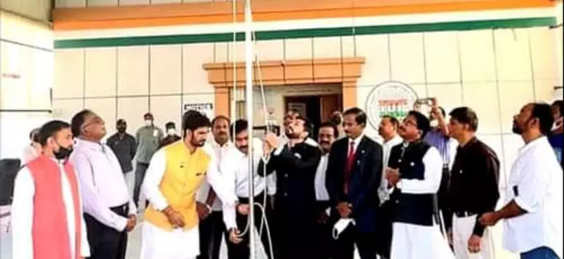 റാക് ഐ.ആര്.സിയുടെ നേതൃത്വത്തില് നടന്ന സ്വാതന്ത്ര്യ ദിനാഘോഷ ചടങ്ങില് വൈസ് കോണ്സല് ആശിഷ് ഡബസ് ഇന്ത്യയുടെ ദേശീയ പതാക ഉയര്ത്തുന്നു റാക് ഐ.ആര്.സിയുടെ നേതൃത്വത്തില് നടന്ന സ്വാതന്ത്ര്യ ദിനാഘോഷ ചടങ്ങില് വൈസ് കോണ്സല് ആശിഷ് ഡബസ് ഇന്ത്യയുടെ ദേശീയ പതാക ഉയര്ത്തുന്നു