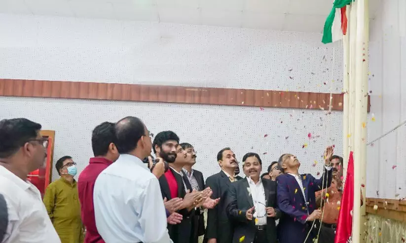 റാക് ഇന്ത്യന് അസോസിയേഷന്റെ ആഭിമുഖ്യത്തില് നടന്ന സ്വാതന്ത്ര്യ ദിനാഘോഷ ചടങ്ങില് വൈസ് പ്രസിഡന്റ് കെ. അസൈനാര് ദേശീയ പതാക ഉയര്ത്തുന്നു റാക് ഇന്ത്യന് അസോസിയേഷന്റെ ആഭിമുഖ്യത്തില് നടന്ന സ്വാതന്ത്ര്യ ദിനാഘോഷ ചടങ്ങില് വൈസ് പ്രസിഡന്റ് കെ. അസൈനാര് ദേശീയ പതാക ഉയര്ത്തുന്നു