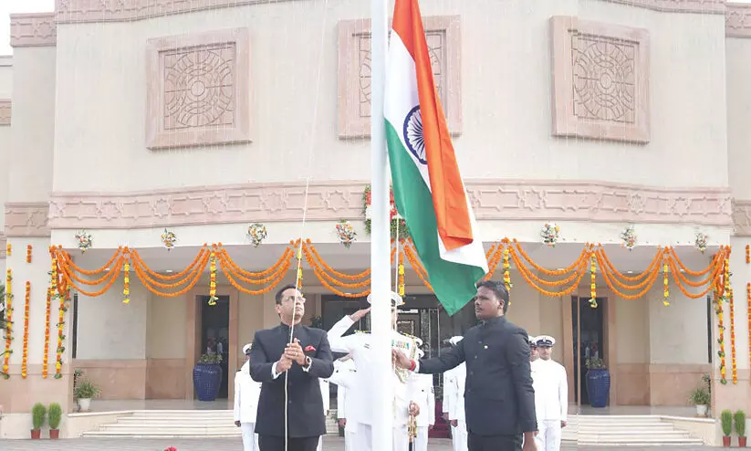 മ​സ്ക​ത്തി​ലെ ഇ​ന്ത്യ​ൻ എം​ബ​സി​യി​ൽ ന​ട​ന്ന സ്വാ​ത​ന്ത്ര്യ​ദി​നാ​ഘോ​ഷ​ത്തി​ൽ ഒ​മാ​നി​ലെ ഇ​ന്ത്യ​ൻ അം​ബാ​സ​ഡ​ർ അ​മി​ത്​ നാ​രം​ഗ്​ ദേ​ശീ​യ പ​താ​ക ഉ​യ​ർ​ത്തു​ന്നു