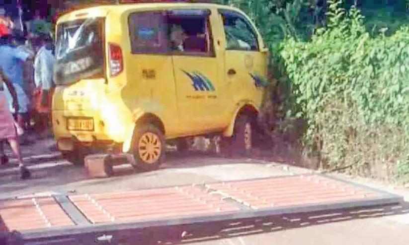 വാഹനങ്ങൾ കൂട്ടിയിടിച്ച് നാല് വിദ്യാർഥികൾക്ക് പരിക്ക് വാഹനങ്ങൾ കൂട്ടിയിടിച്ച് നാല് വിദ്യാർഥികൾക്ക് പരിക്ക്