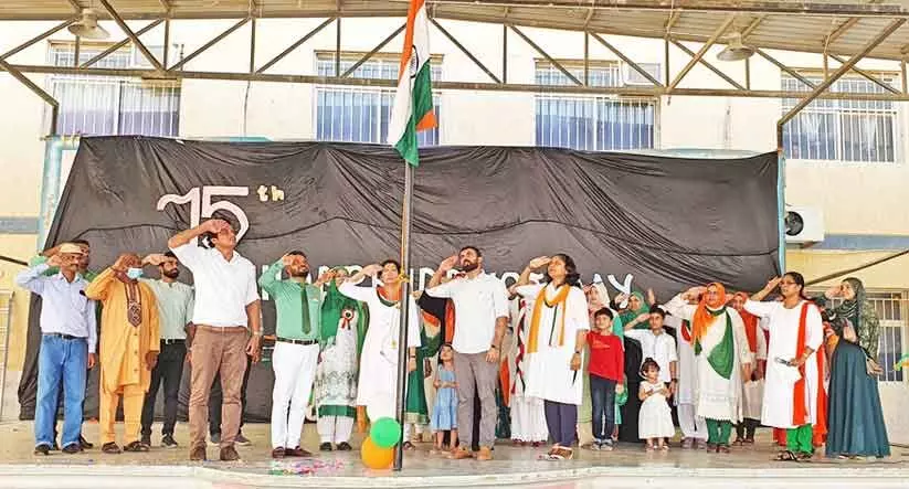 ഇ​ന്ത്യ ഇ​ന്റ​ർ​നാ​ഷ​ന​ൽ സ്കൂ​ളി​ൽ ദേ​ശീ​യ പ​താ​ക ഉ​യ​ർ​ത്തു​ന്നു