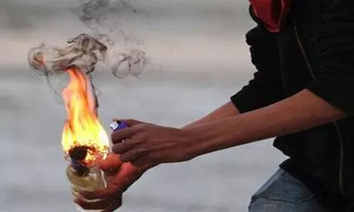 വീട്ടിലേക്ക് പെട്രോൾ ബോംബെറിഞ്ഞ സംഭവത്തിൽ തെളിവെടുത്തു