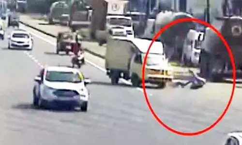 ടോള്‍ വെട്ടിക്കാന്‍ കുറുക്കുവഴി: കുമ്പളം ടോള്‍ പ്ലാസയില്‍ അപകടം പതിവ്