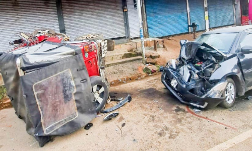 കാറപകടത്തിൽ രണ്ടുപേർക്ക് പരിക്ക്