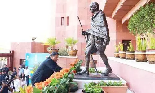 ത്രി​വ​ർ​ണ​ശോ​ഭ​യി​ല​ലി​ഞ്ഞ് കു​വൈ​ത്ത്