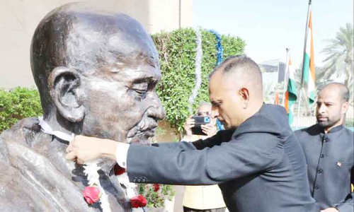 മൂ​വ​ർ​ണ നി​റ​വി​ൽ പ്ര​വാ​സം