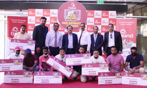 ഗ്രാ​ൻ​ഡ് ഹൈ​പ്പ​ർ​മാ​ർ​ക്ക​റ്റ് വി​ൻ പ്രൈ​സ് മ​ണി സ​മ്മാ​ന​വി​ത​ര​ണം