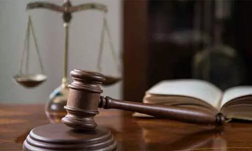 സി​വി​ക് ച​ന്ദ്ര​ൻ കേസിലെ വി​വാ​ദ​പ​രാ​മ​ർ​ശം:  ജില്ല ജഡ്ജിയുടെ​ സ്ഥലംമാറ്റം അപൂർവം;  അനുകൂലിച്ചും എതിർത്തും പ്രതികരണം