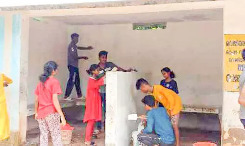 ബസ് കാത്തിരിപ്പ് കേന്ദ്രം വൃത്തിയാക്കി എൻ.എസ്.എസ് വളന്റിയർമാർ ബസ് കാത്തിരിപ്പ് കേന്ദ്രം വൃത്തിയാക്കി എൻ.എസ്.എസ് വളന്റിയർമാർ