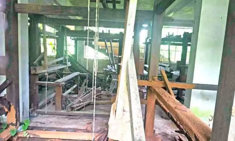 പ​ട്ടി​ക​ജാ​തി തൊ​ഴി​ൽ​കേ​ന്ദ്രം ന​ശി​ക്കു​ന്നു