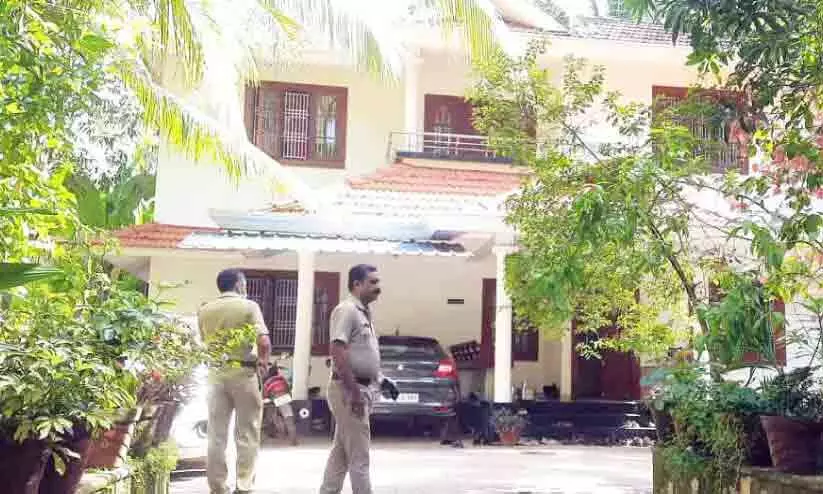 വില്ലേജ് ഓഫിസിലും ജീവനക്കാരന്റെ വീട്ടിലും  വിജിലൻസ് പരിശോധന