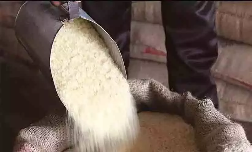 കൃത്രിമമായി സമ്പുഷ്‌ടീകരിച്ച അരി വിതരണം അവസാനിപ്പിക്കണമെന്ന് കർഷകർ