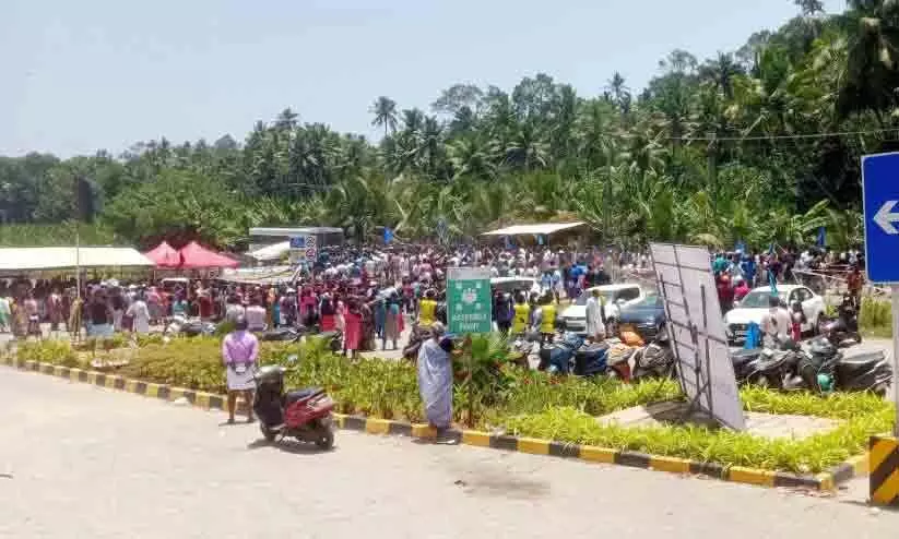 സമരാവേശം വാനോളമുയർത്തി മത്സ്യത്തൊഴിലാളികൾ സമരാവേശം വാനോളമുയർത്തി മത്സ്യത്തൊഴിലാളികൾ