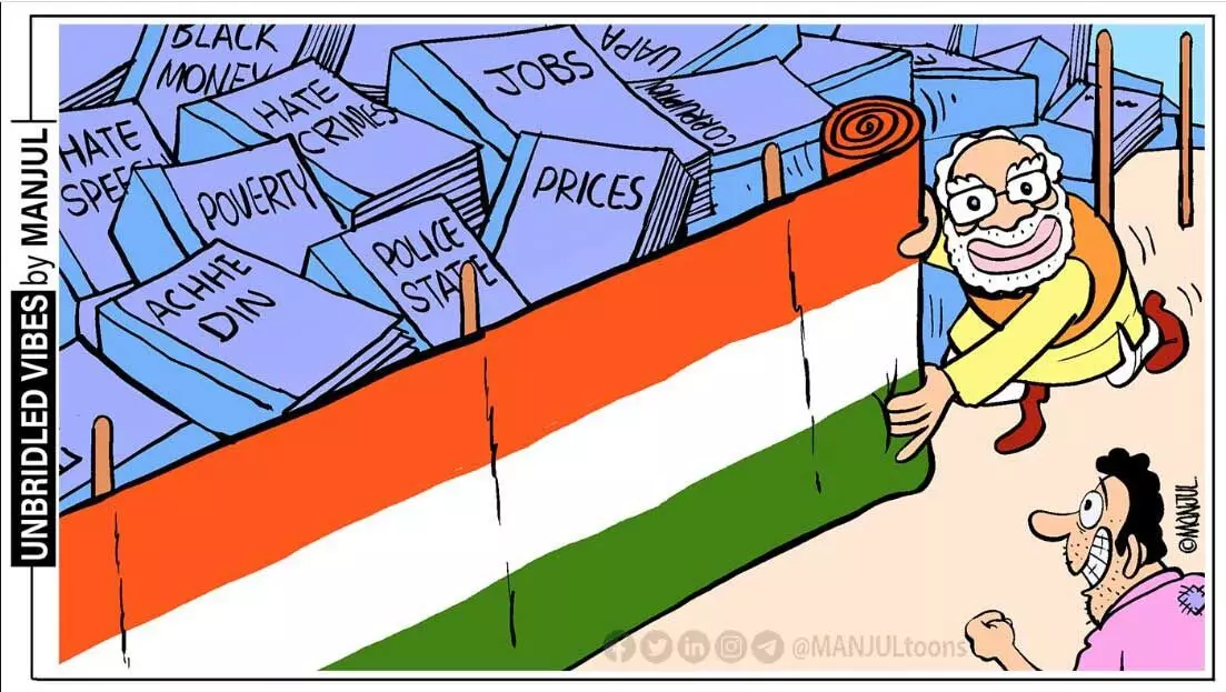 എഴുപത്തിയഞ്ച് തികച്ച സ്വതന്ത്ര ഇന്ത്യയിൽ പ്രശ്നങ്ങൾ ധാരാളം- ഭരണകൂട ഭീകരത, വിലക്കയറ്റം, തൊഴിലില്ലായ്മ, ദാരിദ്ര്യം, വിദ്വേഷക്കൊലകൾ... അങ്ങനെ പലതും. എല്ലാം മറച്ചുപിടിക്കാനാണോ ത്രിവർണ പതാക ഉപകരിച്ചത്? മഞ്ജുൾ വരച്ച കാർട്ടൂൺ എഴുപത്തിയഞ്ച് തികച്ച സ്വതന്ത്ര ഇന്ത്യയിൽ പ്രശ്നങ്ങൾ ധാരാളം- ഭരണകൂട ഭീകരത, വിലക്കയറ്റം, തൊഴിലില്ലായ്മ, ദാരിദ്ര്യം, വിദ്വേഷക്കൊലകൾ... അങ്ങനെ പലതും. എല്ലാം മറച്ചുപിടിക്കാനാണോ ത്രിവർണ പതാക ഉപകരിച്ചത്? മഞ്ജുൾ വരച്ച കാർട്ടൂൺ